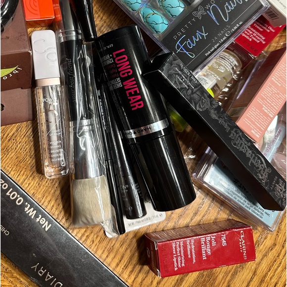 Mystery Beauty Box 10 Piece Lot Grab Bag - Makeup Skincare Lotion All NEW - Picture 3 of 10